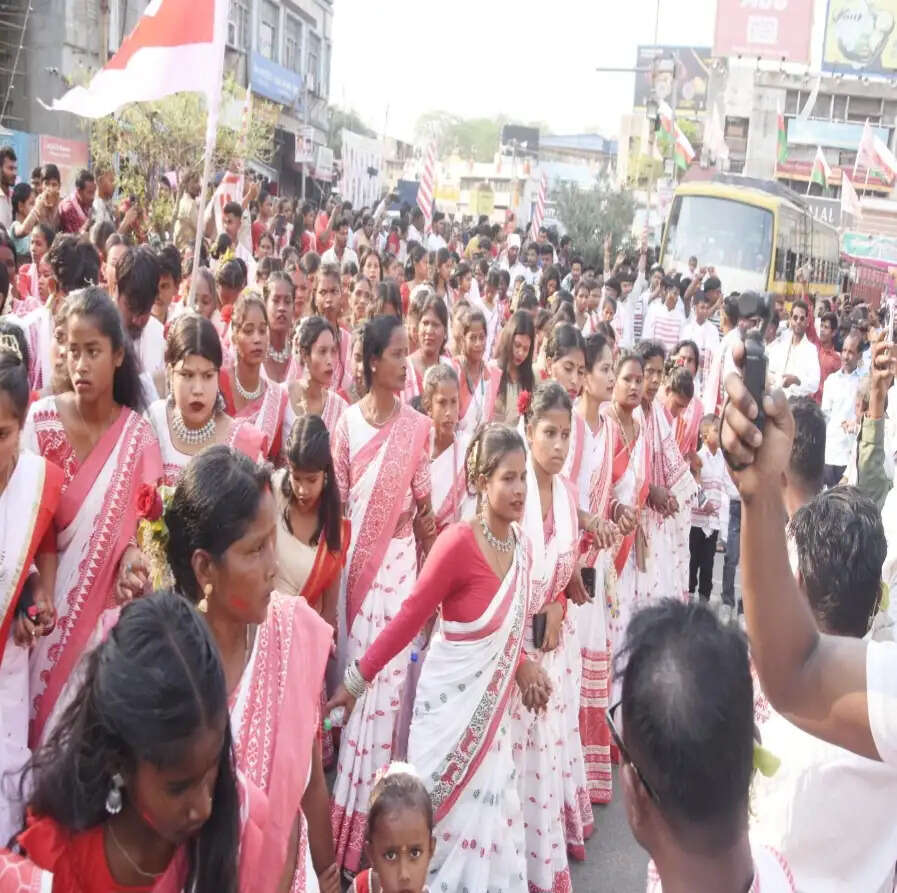 प्रकृति पर्व सरहुल की धूम, ढोल-नगाड़े और मांदर की थाप पर झूम उठी रांची