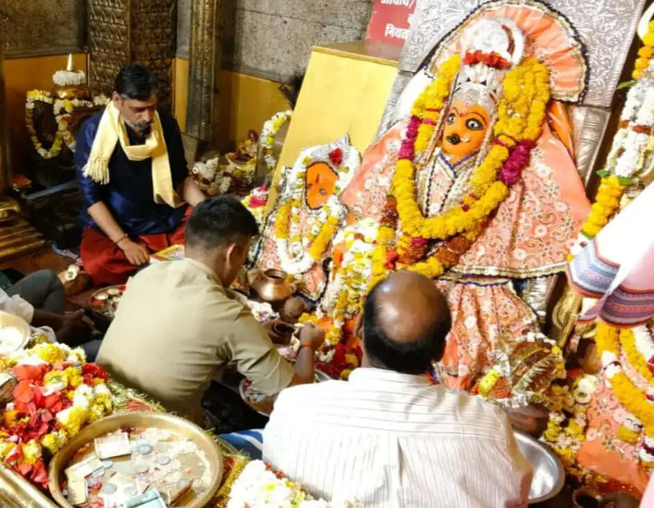 राजगढ़ः अभिजीत मुहुर्त में जालपा माता मंदिर में घट स्थापना, कलेक्टर-एसपी ने की पूजा