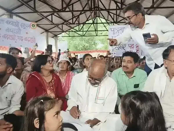 भोपाल&nbsp;में&nbsp;16 दिन बाद शिक्षक अभ्यर्थियों का अनशन खत्म, दिग्विजय&nbsp;ने&nbsp;जूस पिलाकर तुड़वाया,&nbsp;शिक्षा मंत्री से फोन पर की बात