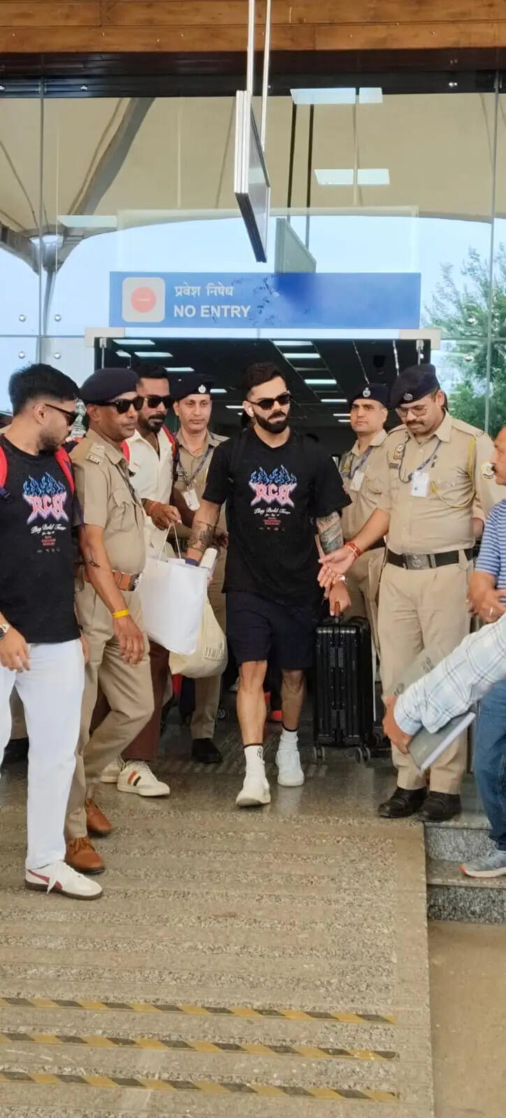 आईपीएल : धर्मशाला पहुंचे विराट कोहली, आरसीबी-पंजाब मुकाबले को लेकर बढ़ा क्रिकेट का रोमांच
