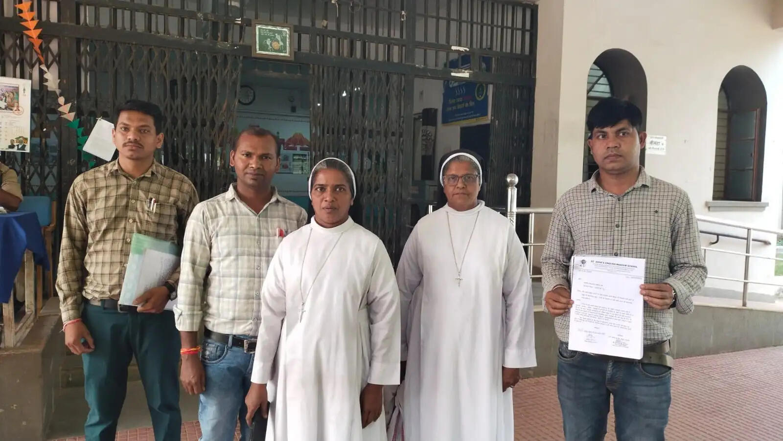 बंजारी के डामर प्लांट से निकल रहा धुआं, विद्यार्थियों की सेहत के लिए बना खतरा