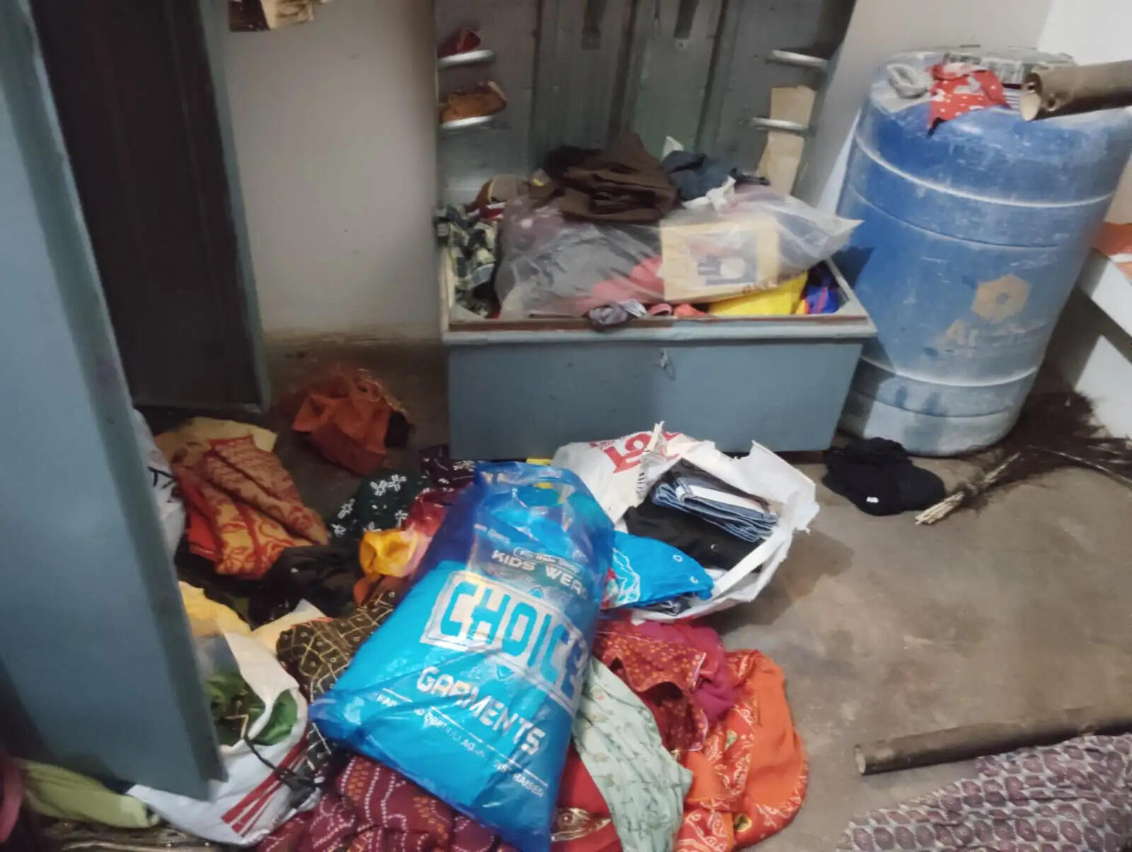 चोरों ने दो घरों में की लाखों की चोरी, जांच में जुटी पुलिस