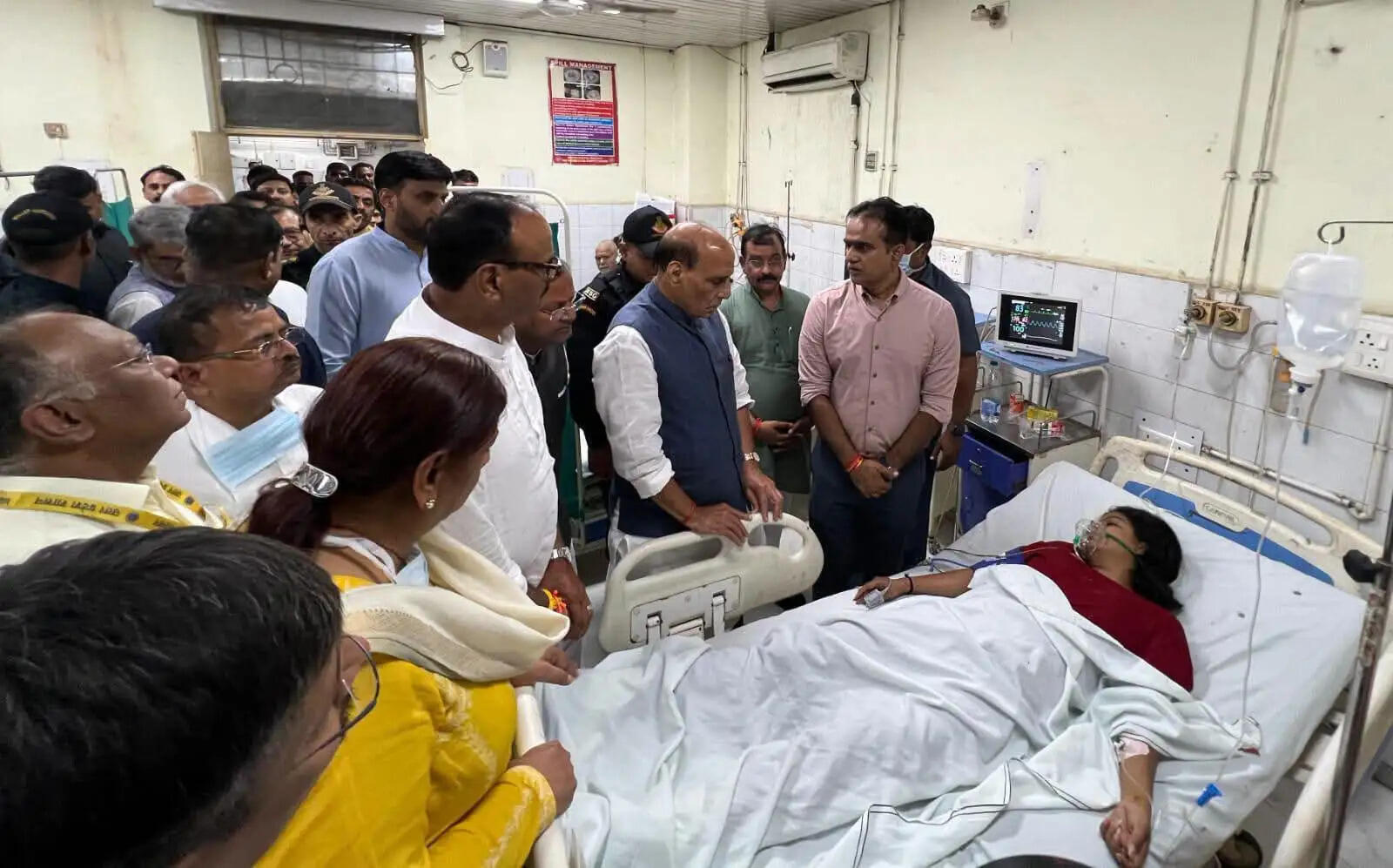 लखनऊ पहुंचे राजनाथ सिंह ने घटनास्थल का लिया जायजा, ट्रामा सेंटर में भर्ती घायलों से भी मिले