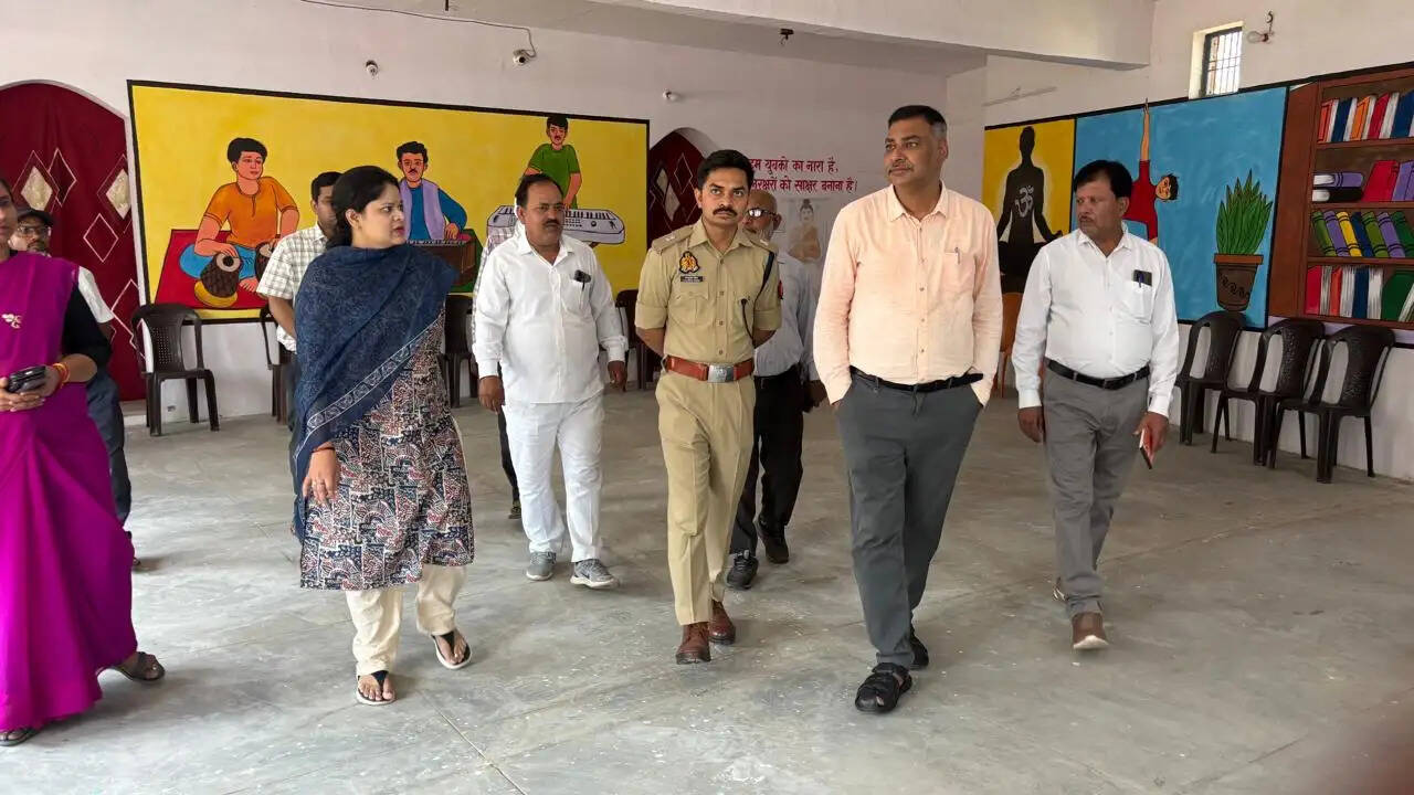 जिलाधिकारी ने बाल संरक्षण गृह का किया औचक निरीक्षण, बच्चों से की सीधी बात