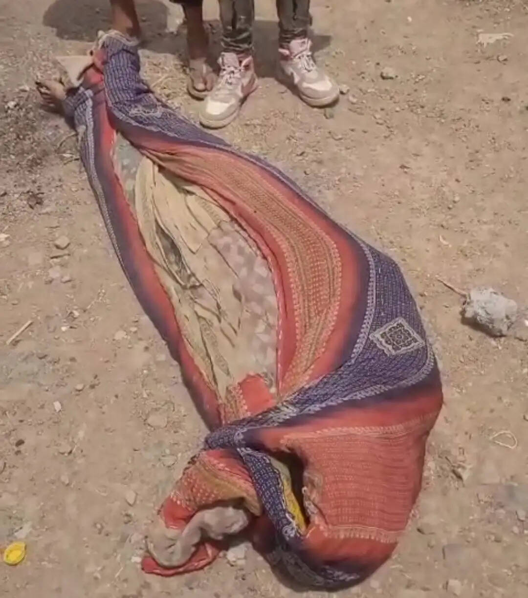 अशोकनगरः सिस्टम की पोस्टमार्टम करती तस्वीर, 40 डिग्री तापमान में घंटों पड़ा रहा किशोरी का शव
