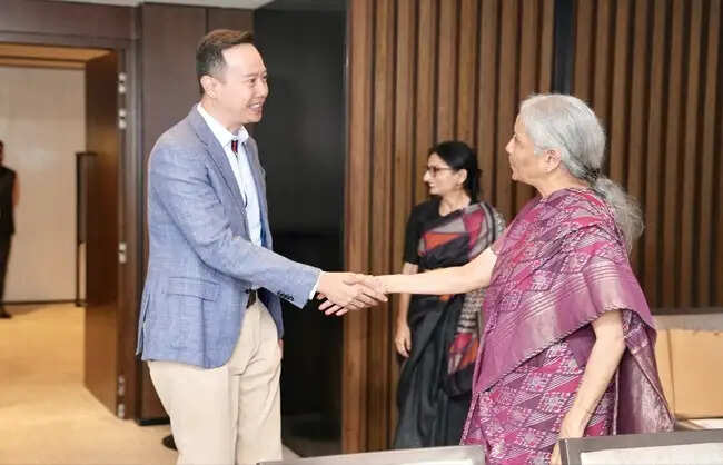 सीतारमण ने सिंगापुर में ग्लोबल इन्वेस्टर्स से मुलाकात की, दीर्घकालिक निवेश बढ़ाने के अवसरों पर चर्चा की