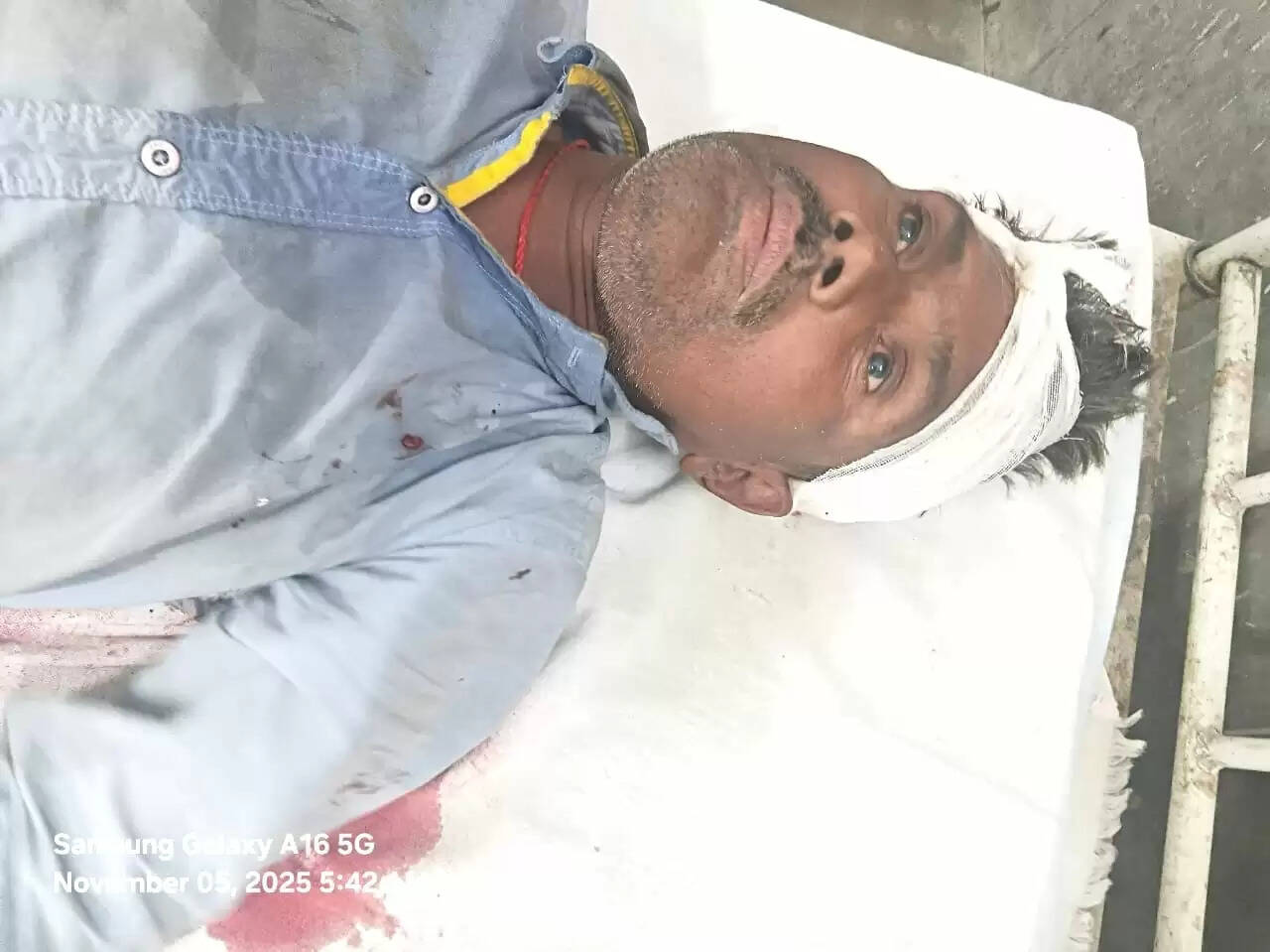 सुगौली स्टेशन पर चलती ट्रेन से गिरने से यात्री हुआ घायल