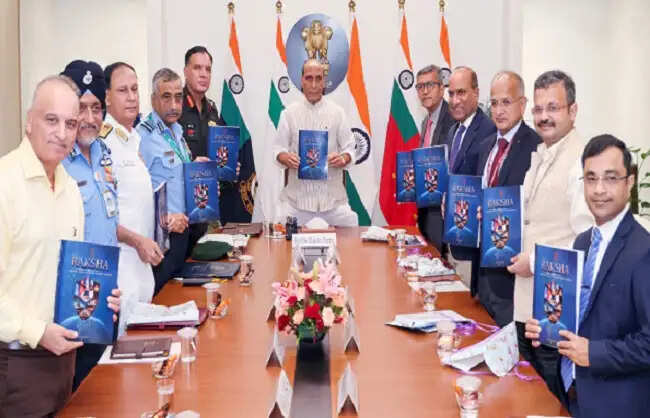 रक्षा मंत्री ने&nbsp;10 वर्षों में वैश्विक साझेदारी के लिए&nbsp;'रक्षा' कूटनीति दस्तावेज जारी किया