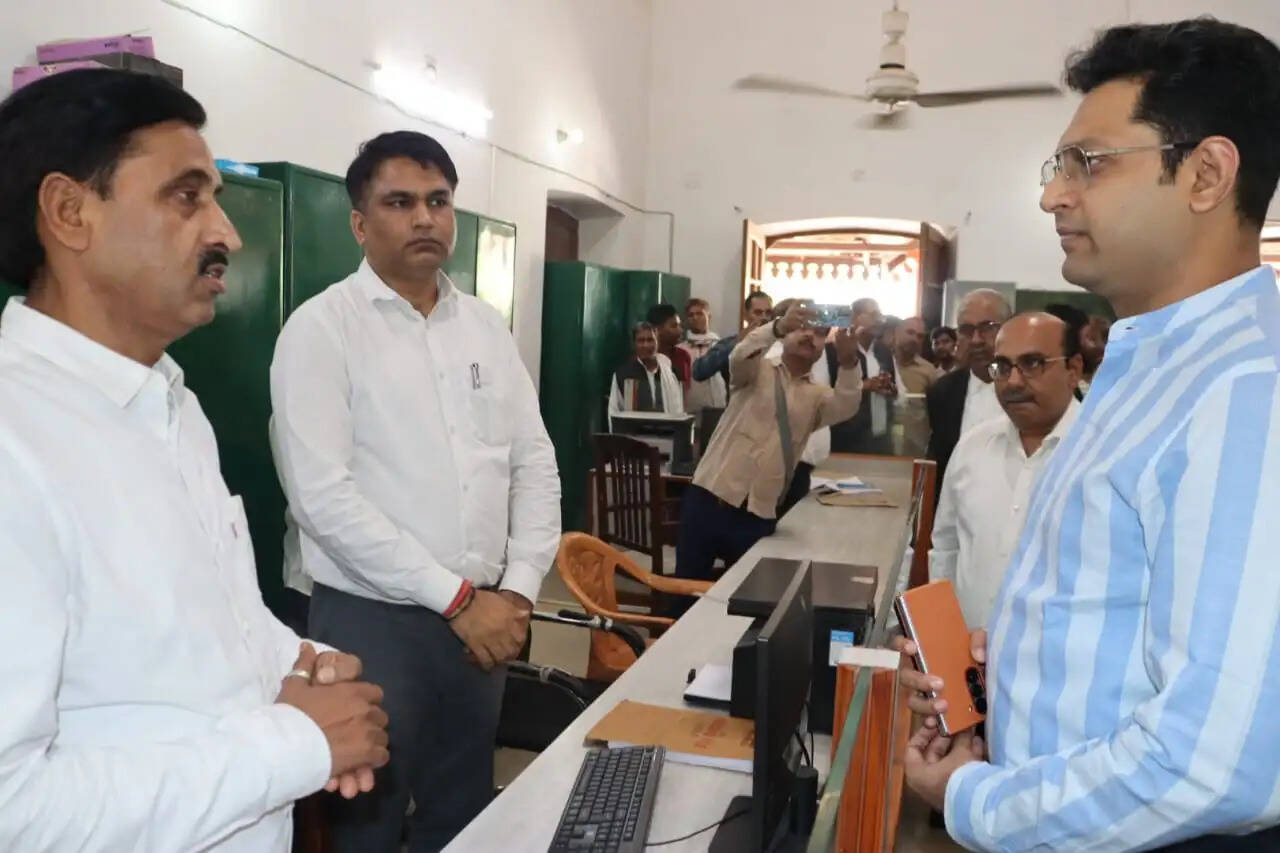 जिलाधिकारी ने कलेक्ट्रेट का किया निरीक्षण, गंदगी पर जतायी नाराजगी