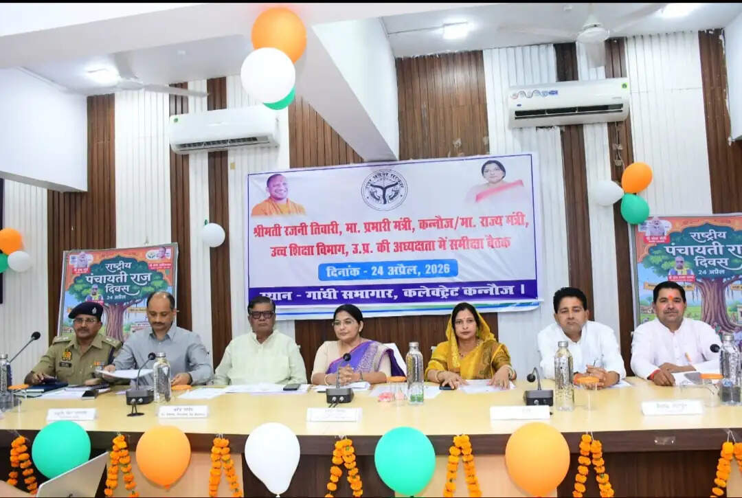 कन्नौज में मुख्य सेविकाओं को स्मार्ट फोन और सहायिकाओं को प्रभारी मंत्री ने दिए नियुक्ति पत्र