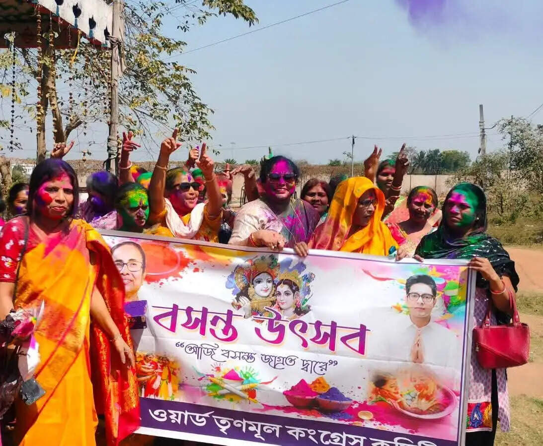 खड़गपुर में रंगों की धूम, सौहार्द के साथ मना होली उत्सव
