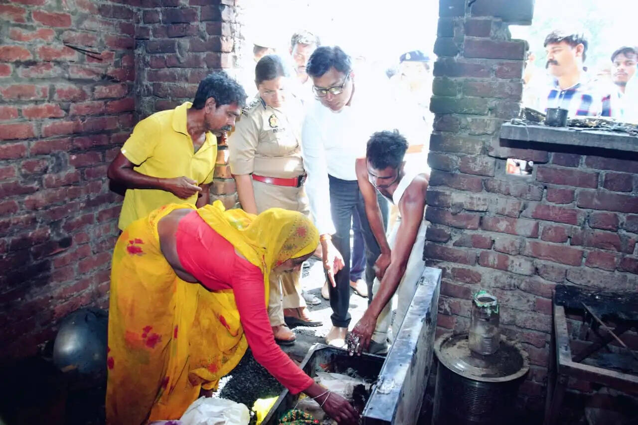 लखीमपुर खीरी में आंधी के बाद लगी भीषण आग ने मचाया तांडव, 50 घर स्वाहा, प्रभावितों के पुनर्वास में जुटे अधिकारी