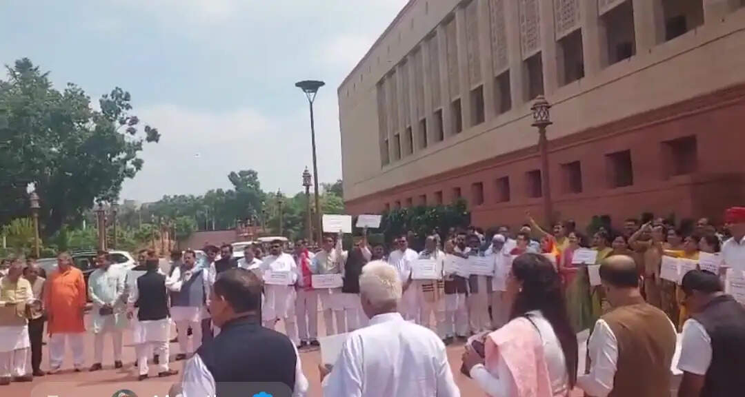 नीट मुद्दे पर संसद में घमासान, कांग्रेस के खिलाफ राजग सांसदों का प्रदर्शन
