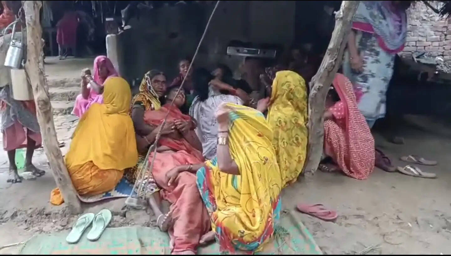 खेत से लौट रहे युवक की धारदार हथियार से हत्या