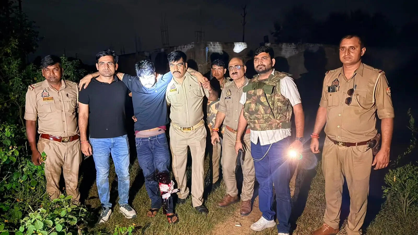 झांसी : दो अलग-अलग मुठभेड़ में लूट और दहेज हत्या के आरोपित गिरफ्तार