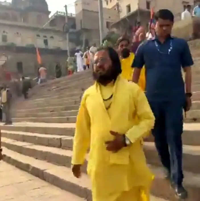 सतुआ बाबा को लोगों ने बनारसी भाषा में गुरु पाय लागी कहकर मांगा आशीर्वाद
