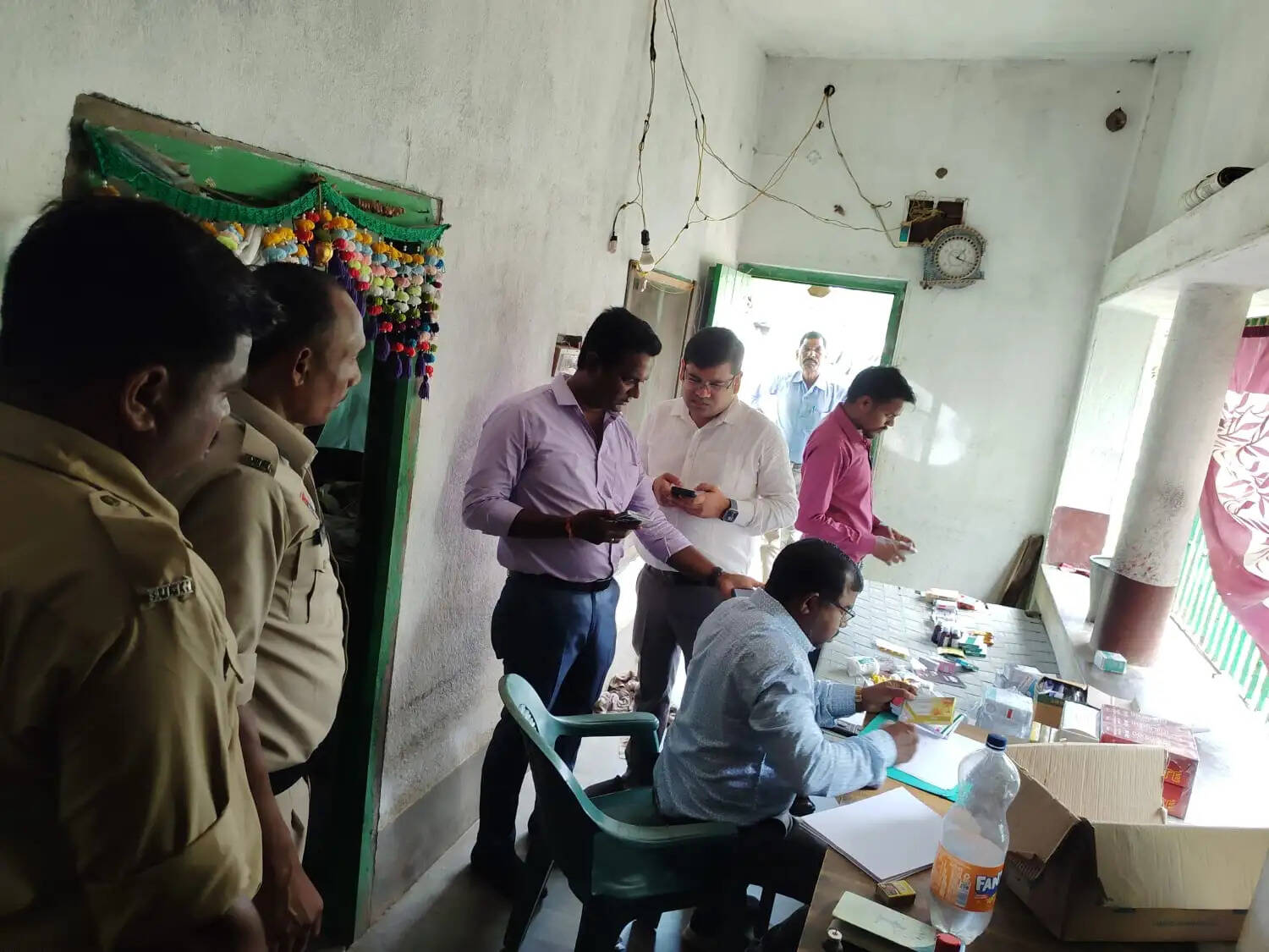 राजपुर में अवैध क्लीनिकों पर प्रशासन की कार्रवाई, चार ठिकाने सील; दवाइयां जब्त