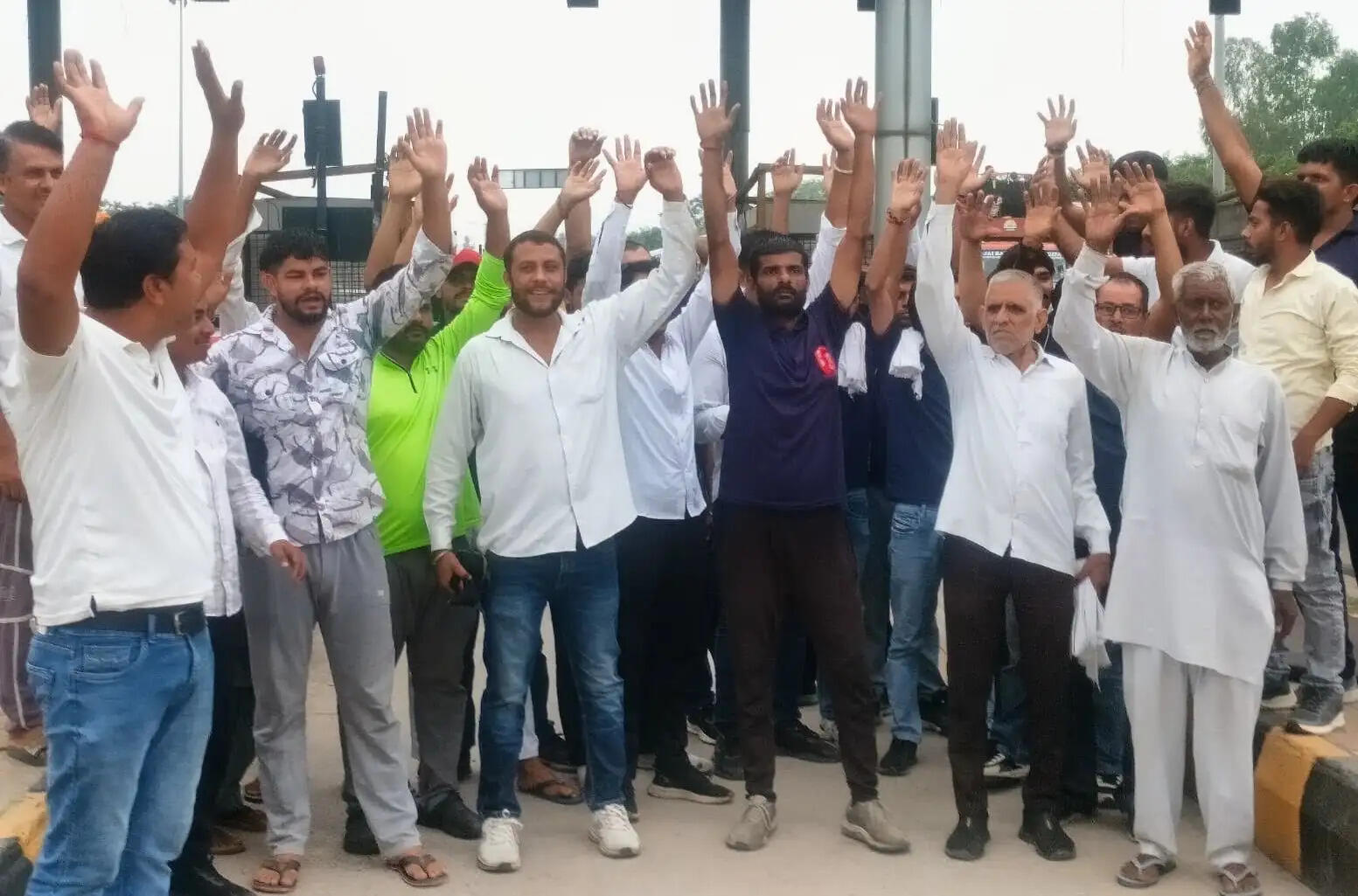 पानीपत-रोहतक हाईवे पर टोल प्लाजा के कर्मियों ने दिया धरना,यात्री परेशान