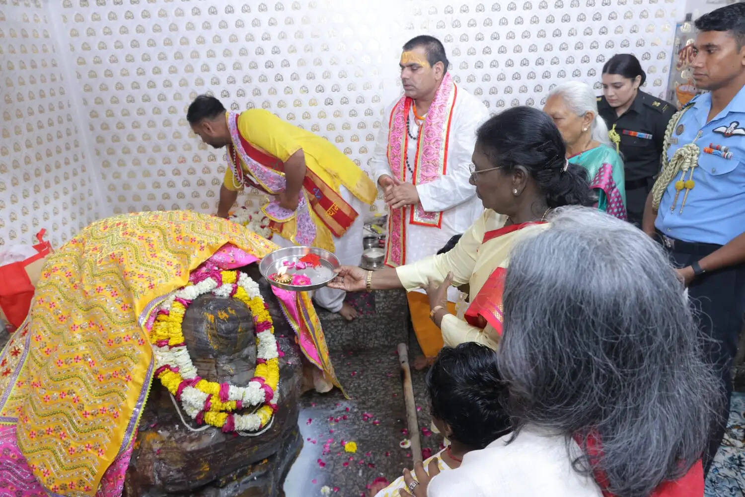 राष्ट्रपति द्रौपदी मुर्मु ने गिरिराज जी के किए दर्शन, नंगे पांव चलकर शुरू की सप्तकोसी परिक्रमा