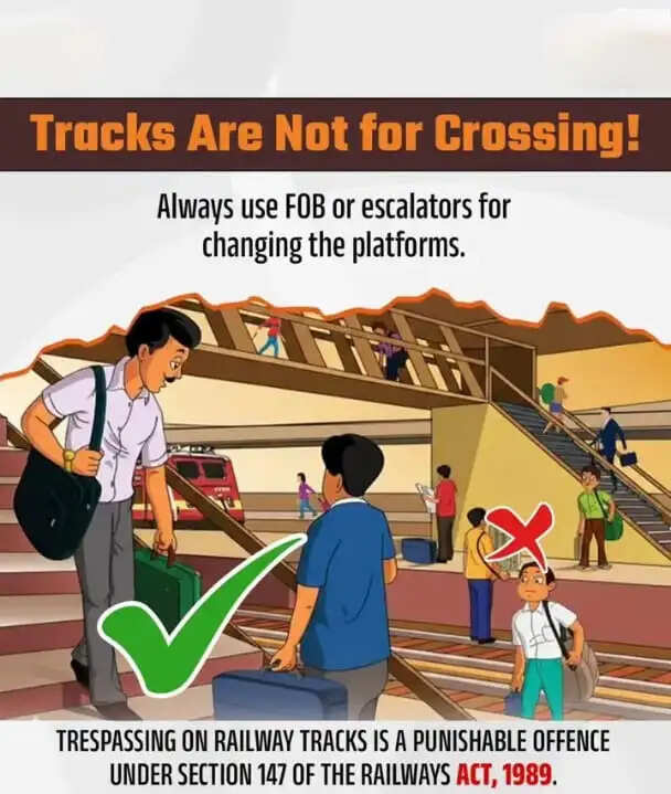 अनधिकृत पार मार्ग बंद होने पर लेवल क्रॉसिंग के पास प्रदर्शन