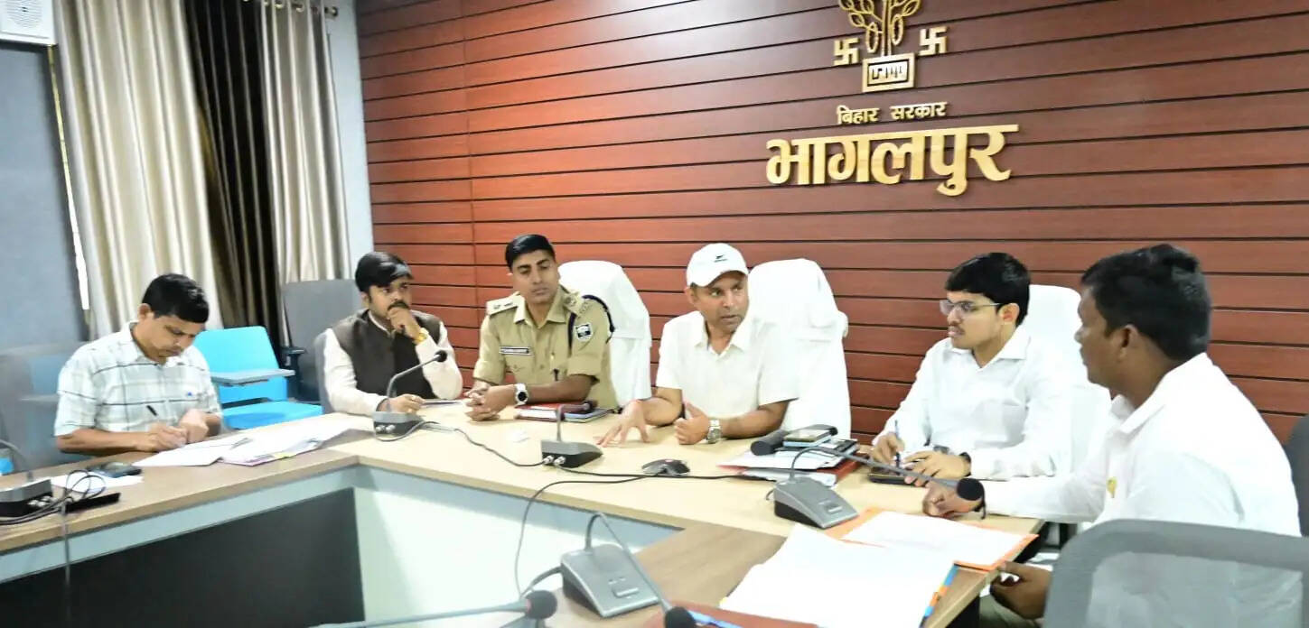 जलयान के माध्यम से फेरी एवं कार्गो सेवा शुरू करने को लेकर डीएम ने की बैठक
