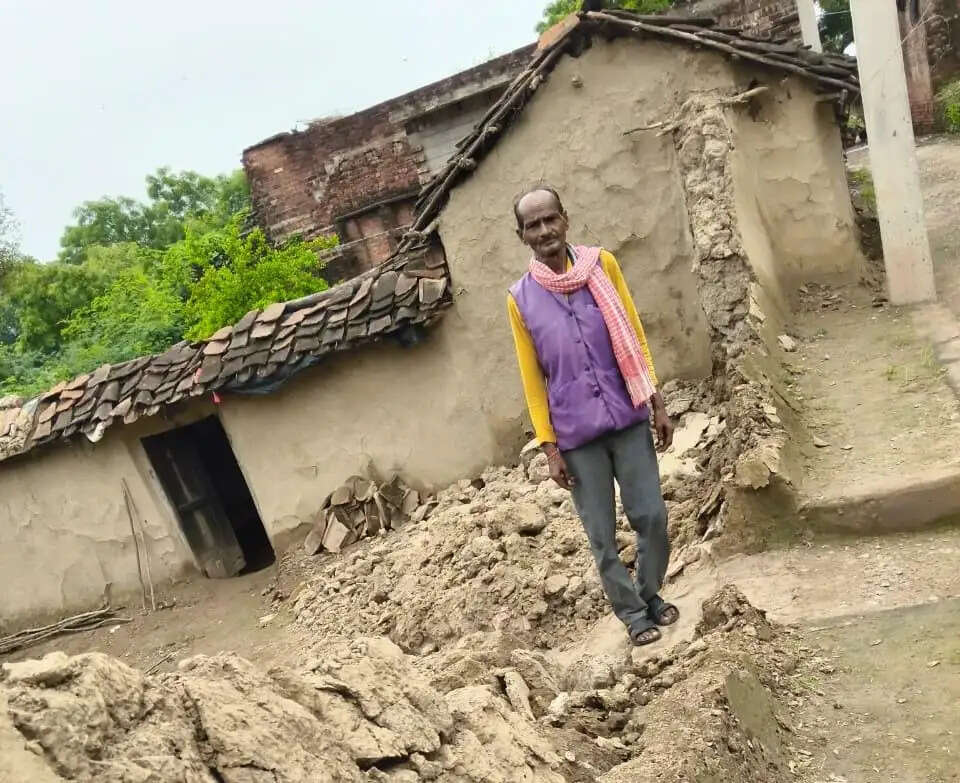 हमीरपुर में बारिश से गिरे सैकड़ों घरों के परिवारों को प्रशासन ने दी आर्थिक मदद