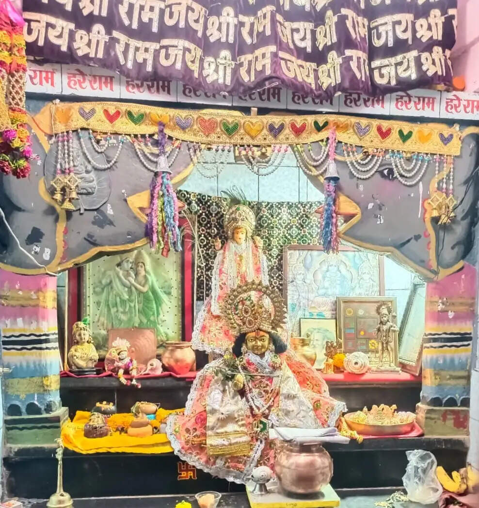 झाबुआ: हनुमान अष्ट मंदिर से चांदी की मूर्ति सहित आभूषण ले भागे बदमाश