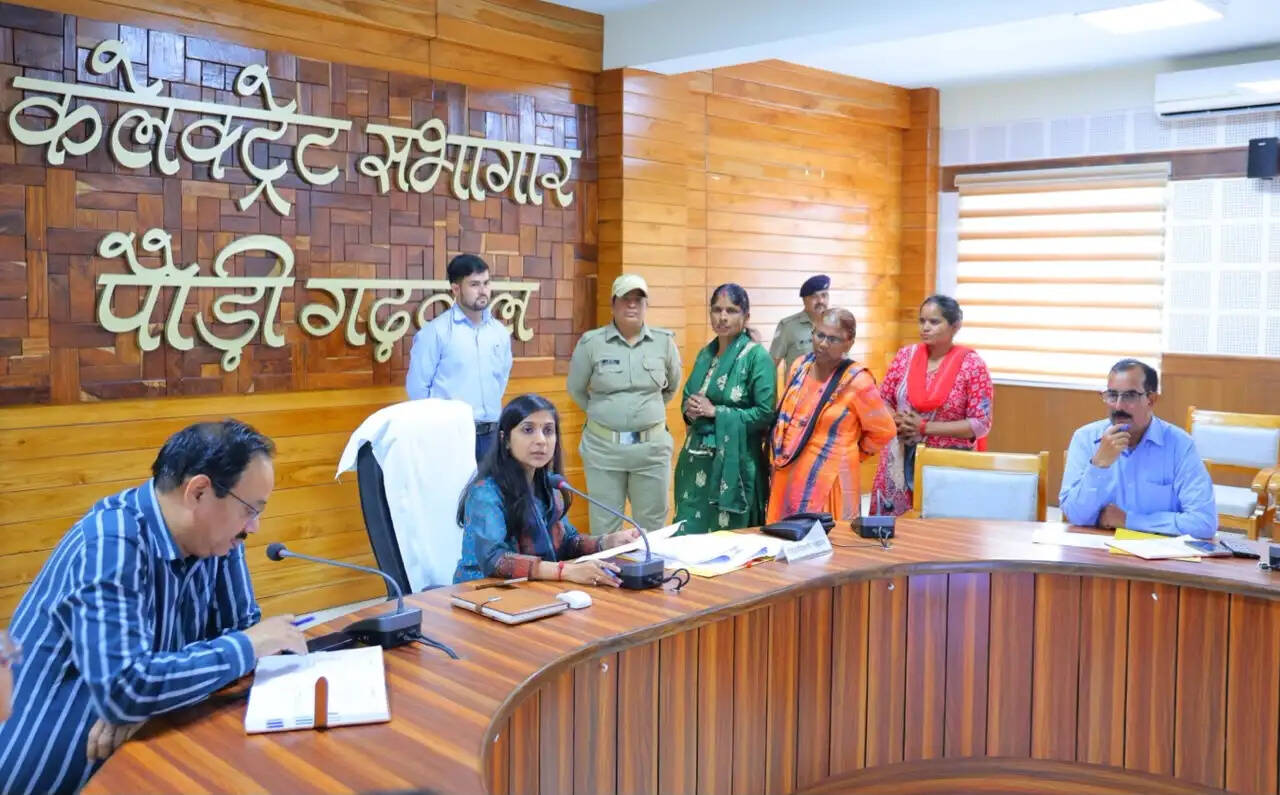 जनता मिलन में डीएम ने सुनीं 23 शिकायतें, अधिकारियों को दिए त्वरित निस्तारण के निर्देश