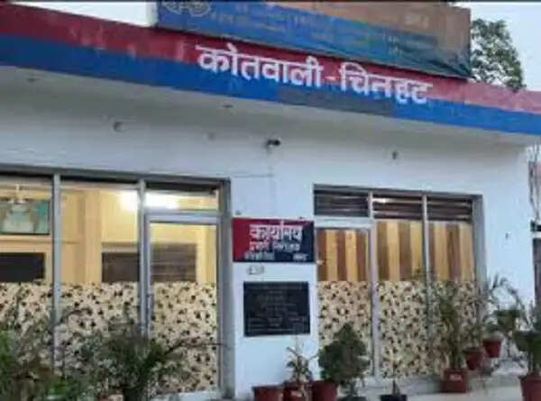 लखनऊ : मैदान में मिला युवक का शव, दोस्तों पर हत्या का आरोप