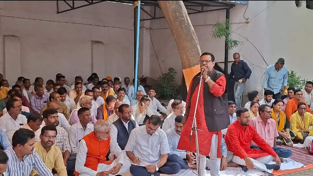 सारण जिला प्राथमिक शिक्षक संघ ने दिया धरना