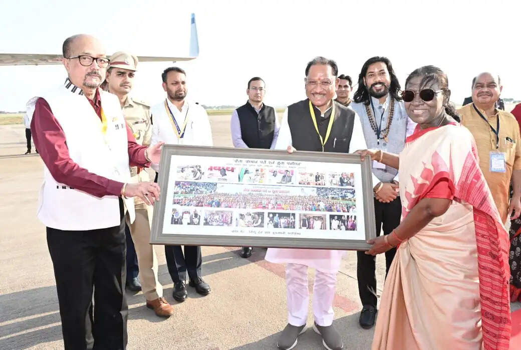 राष्ट्रपति द्रौपदी मुर्मु छत्तीसगढ़ प्रवास के पश्चात रायपुर से हुईं रवाना
