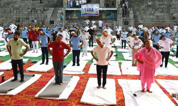 अंतर्राष्ट्रीय योग दिवस पर सेरी मंच में हुआ सामूहिक योगाभ्यास