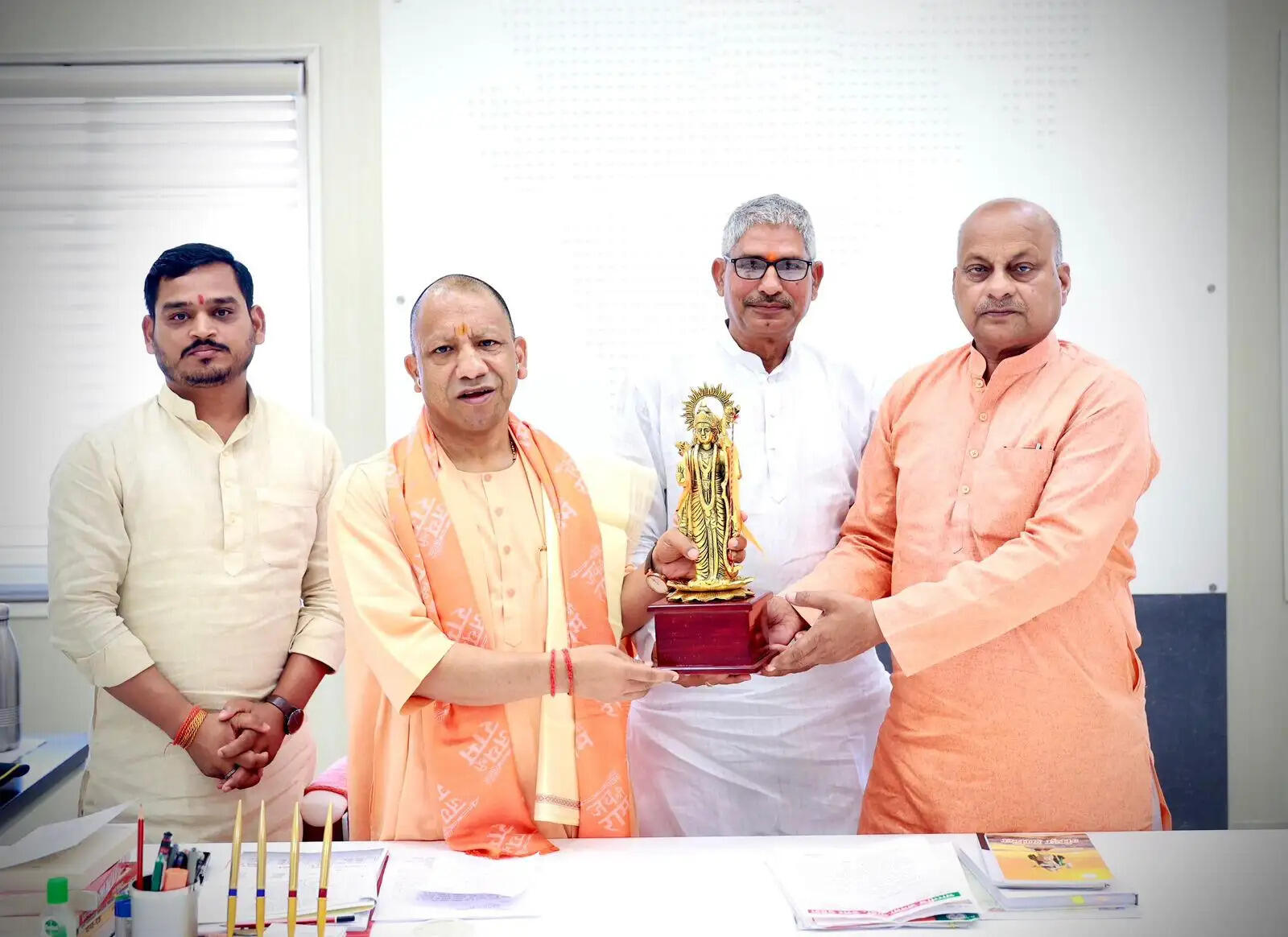 शहरी क्षेत्रों में ‘घराैनी’ योजना लागू करने की मांग, मुख्यमंत्री को सौंपा गया ज्ञापन