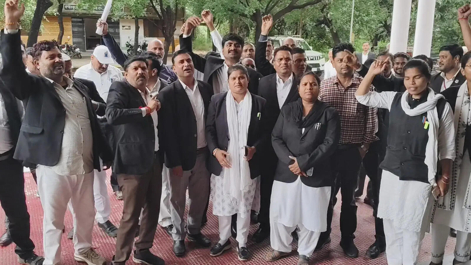 महाेबा : जिला अधिवक्ता समिति ने राष्ट्रपति को संबोधित ज्ञापन जिलाधिकारी को सौंपा