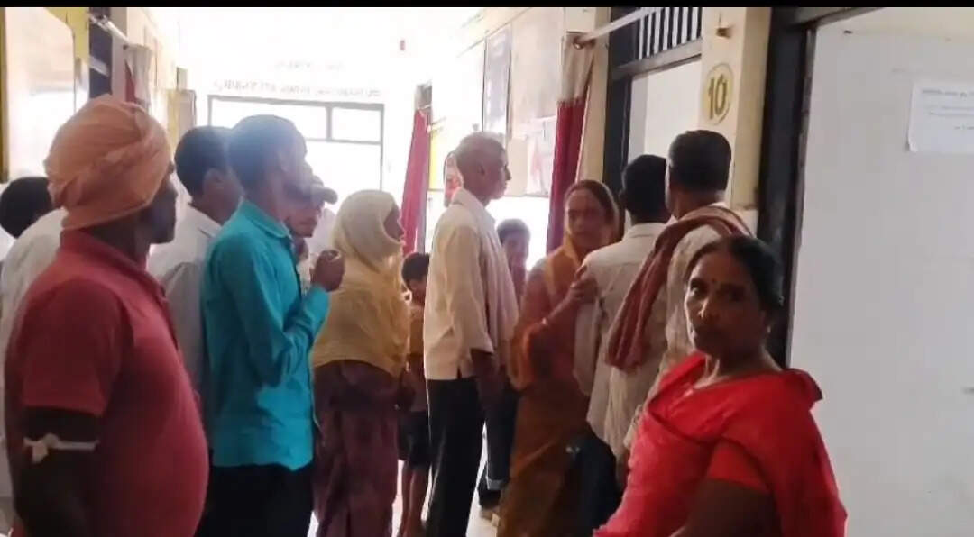 श्रावस्ती : बिजली का पोल 11 हजार वोल्ट की लाइन से टकराया, करंट की चपेट में आने से दो ग्रामीणों की मौत
