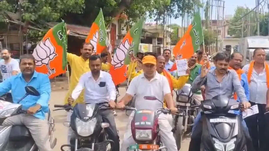 प्रेरणा स्थल लोकार्पण समारोह को लेकर भाजपा कार्यकर्ताओं की जन जागरण बाइक रैली