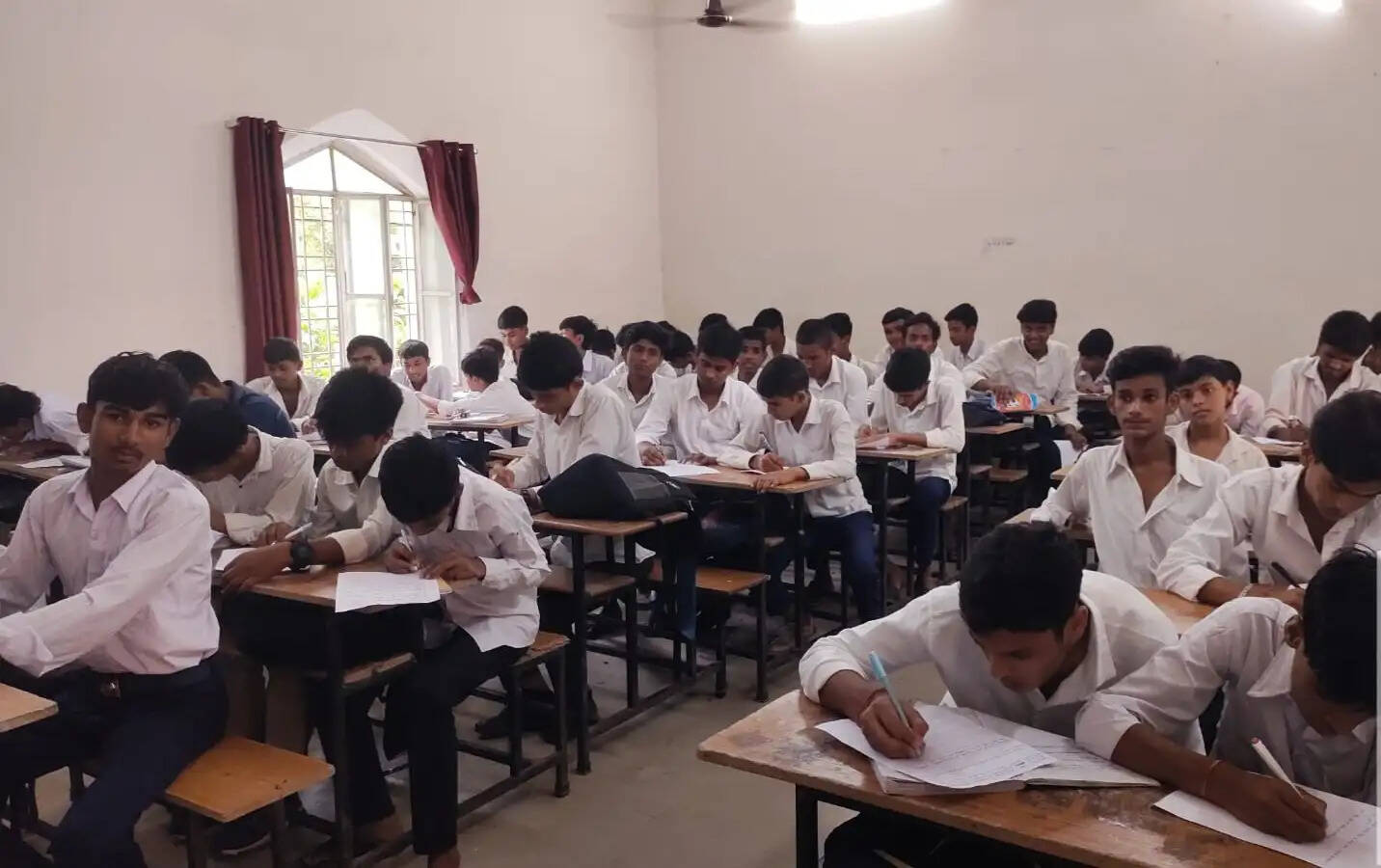 जिला स्कूल में बिजली बचाओ विषय पर निबंध प्रतियोगिता व जागरूकता कार्यक्रम आयोजित
