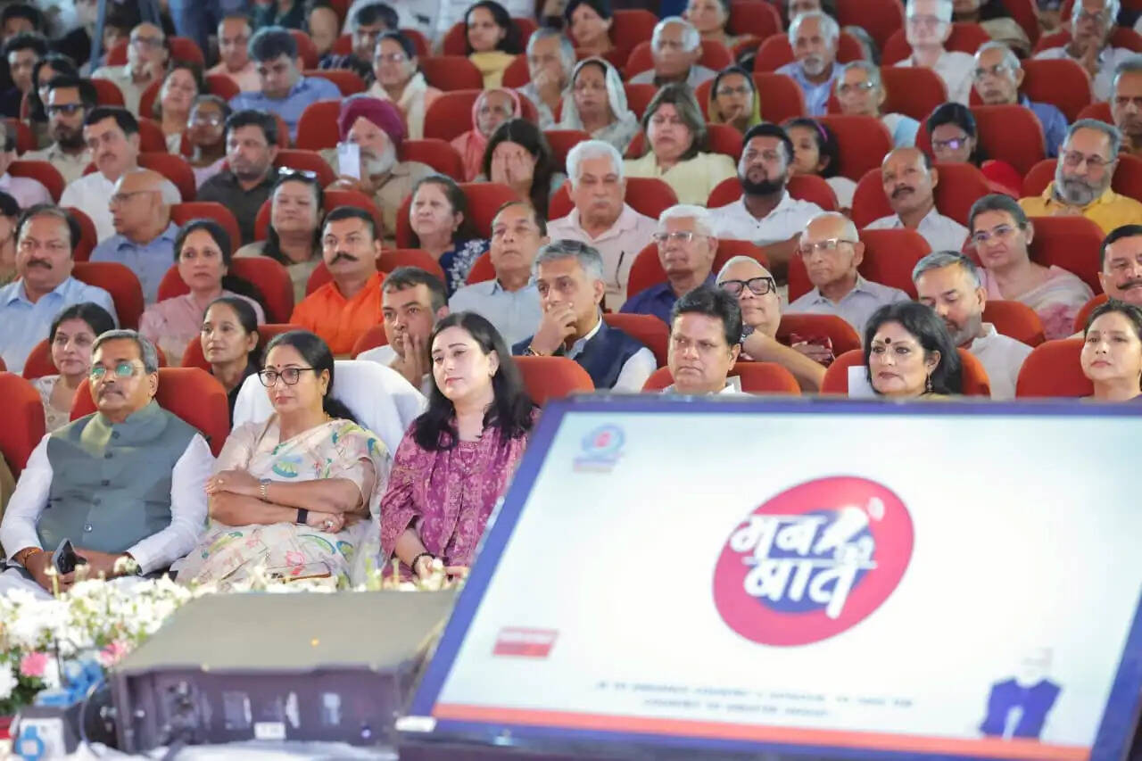 मुख्यमंत्री ने मेधावी छात्राओं के बीच वितरित की साइकिलें