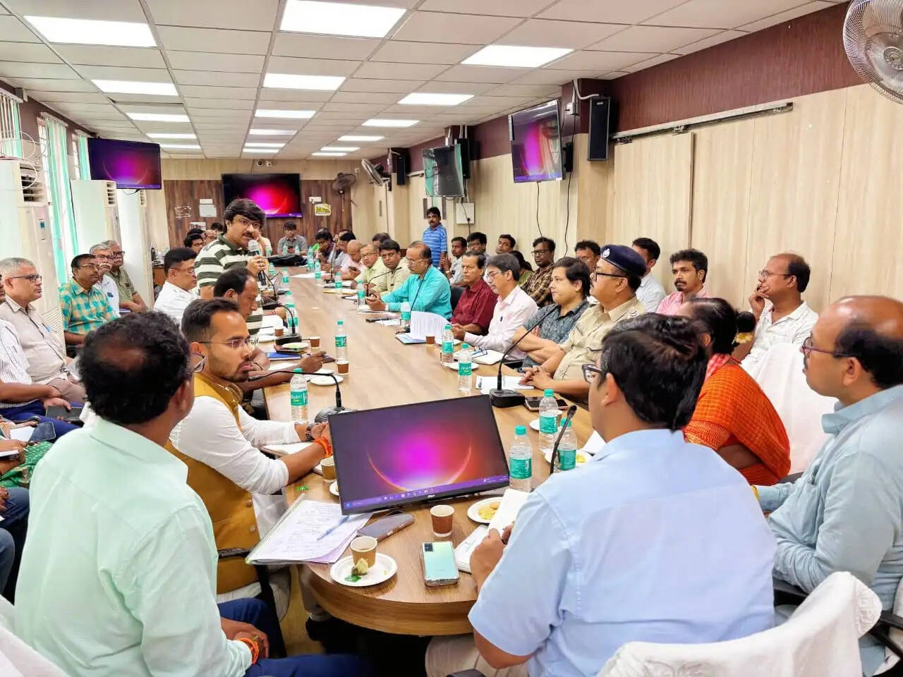 चंदननगर एसडीओ कार्यालय में महत्वपूर्ण बैठक, स्वास्थ्य सेवा और किसानों की समस्याओं पर चर्चा