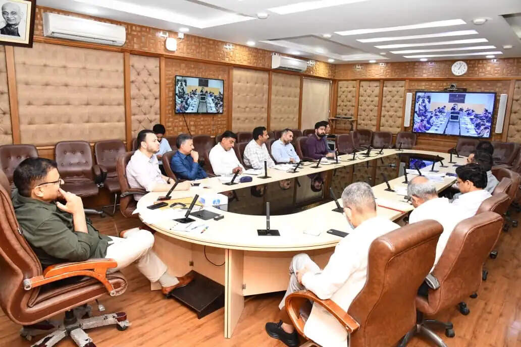 बरामुला के विकास कार्यों की समीक्षा, समय पर परियोजनाएं पूरी करने पर जोर