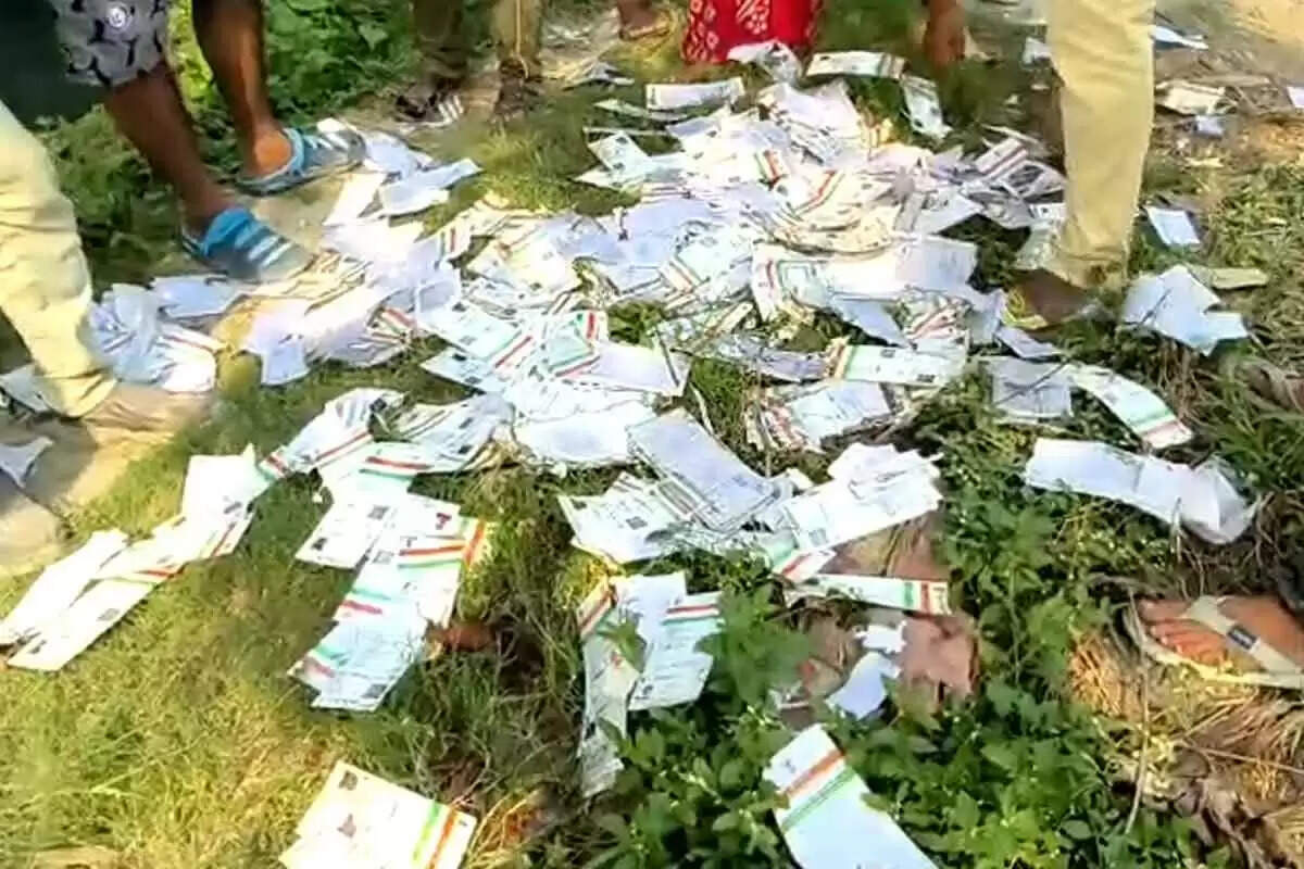 न्यूटाउन में बोरी से निकली सैकड़ों आधार कार्ड, इलाके में हड़कंप