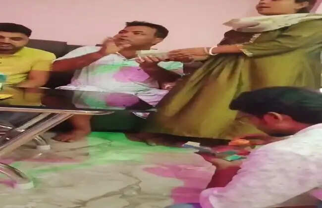 लापता तृणमूल कांग्रेस प्रधान का पैसे बांटने का वीडियो वायरल, पंचायत में मचा राजनीतिक बवाल