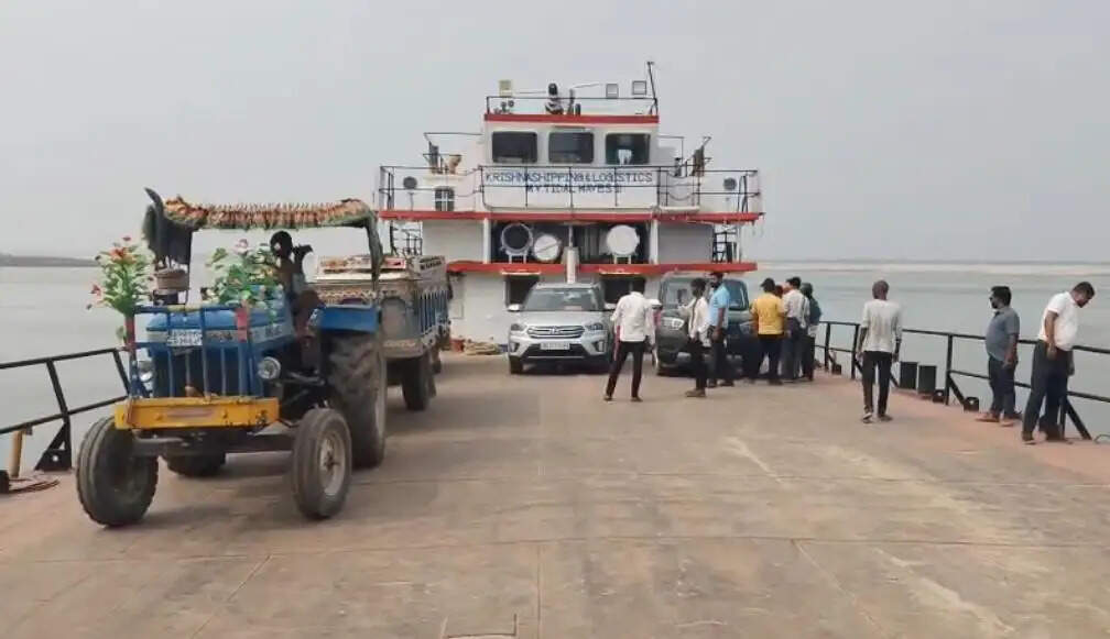 विक्रमशिला सेतु संकट के बीच राहत, गंगा में शुरू हुई कार्गो जहाज सेवा