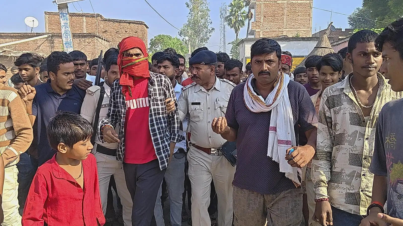 चार घंटे तक मोबाइल टावर पर चला हाई-वोल्टेज ड्रामा, प्रेमी के समझाने पर नीचे उतरी युवती