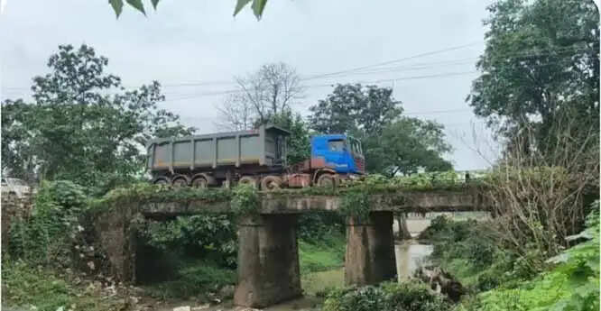 भारी वाहन पखांजूर की सड़कों काे निगल रही, ग्रामीणाें ने माइंस की वाहनों का नाम 'राहु-केतु' रखा