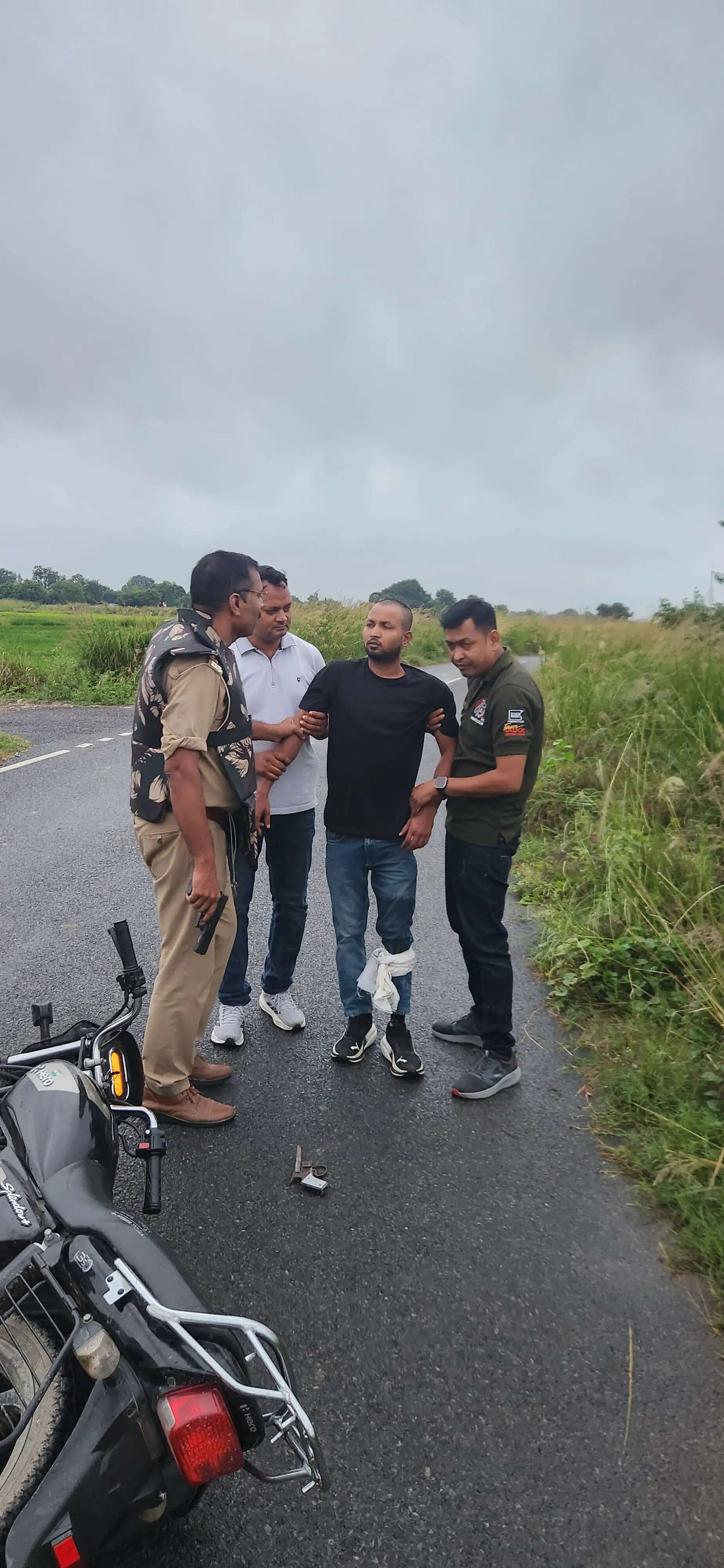 सरसेना हत्याकांड का 25 हजार का इनामी आरोपी मुठभेड़ में गिरफ्तार