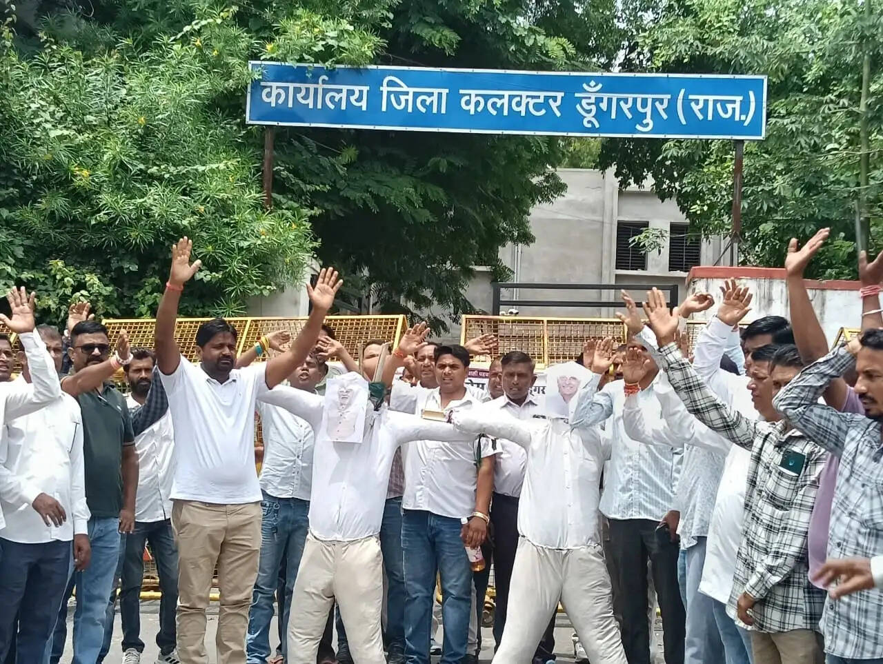 मानगढ़ धाम को राष्ट्रीय स्मारक का दर्जा न मिलने पर कांग्रेस का प्रदर्शन