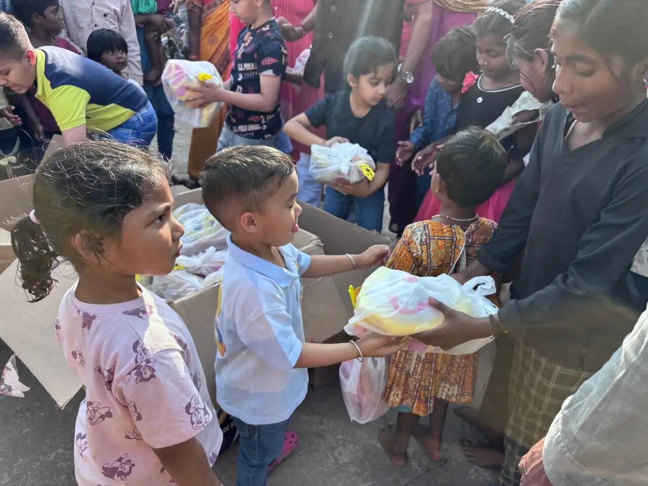 हरिलीला चेरिटेबल ट्रस्ट ने सबरियाडेरा के बच्चों संग मनाई होली, खुशियों के रंगों से सजा पर्व