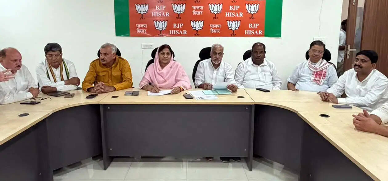 हिसार : संगठन की मजबूती व सेवा कार्यों को जन-जन तक पहुंचाना भाजपा की प्राथमिकता : सुरेंद्र आर्य