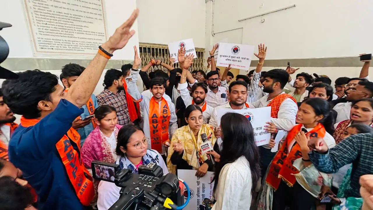 विधि परीक्षा मूल्यांकन में लापरवाही के खिलाफ अभाविप का विशाल प्रदर्शन, परीक्षा नियंत्रक को सौंपा ज्ञापन